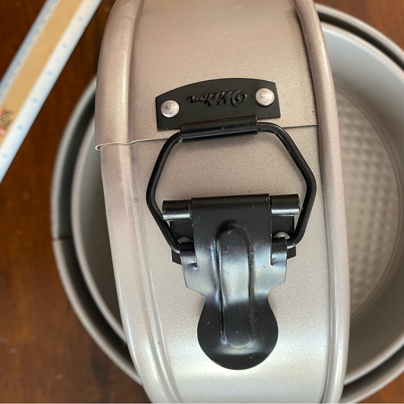 Set Of 3 Wilton Spring Form Pans - Picture 2 of 3